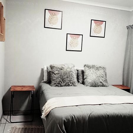 Appartamento Be Our Guest Near Or Tambo International Airport Boksburg Esterno foto